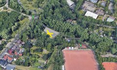 Das gelbe Kreuz markiert den betroffenen Parkplatz zwischen Gahmener Straße und dem Sportplatz (Quelle: Google Maps)