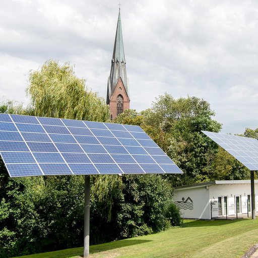 PV-Anlage der Stadtwerke Lünen mit Marienkirche im Hintergrund