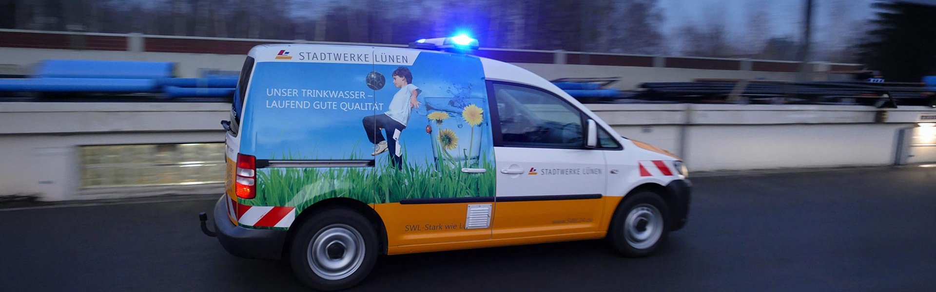 Einsatzfahrzeug der Stadtwerke Lünen mit Blaulicht