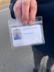 Eine Vetriebsperson zeigt einen abgelaufenen Dienstausweis.