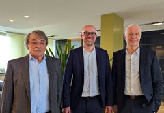 Ab Oktober 2025 der neue Geschäftsführer der Stadtwerke Lünen: Urs Reitis (m.) zusammen mit dem SWL-Aufsichtsratsvorsitzenden Hugo Becker (l.) und dem aktuel-len SWL-Geschäftsführer Dr. Achim Grunenberg (r.).